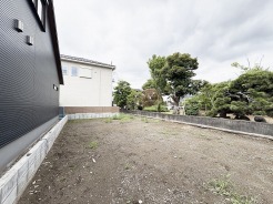 周囲の緑と調和した、開放感あふれる敷地が暮らしの可能性を広げてくれます。