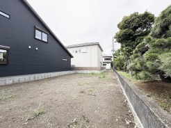 周辺環境との調和を感じさせる、落ち着いた佇まいと程よい広がりが魅力の敷地です。