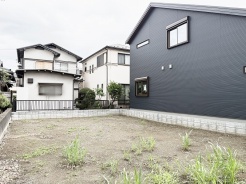 閑静な住宅街の一角にあり、周囲の落ち着いた街並みと調和する暮らしの舞台が広がっています。