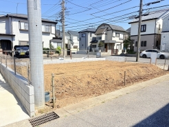 南向きの角地で、東側隣地も駐車場なので明るく開放的なロケーションです。