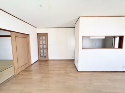 木目の温もりを感じる落ち着いた空間が、暮らしに心地よい調和と穏やかな広がりをもたらします。