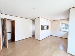 穏やかな木目の色合いが心地よく、日々の暮らしに自然と馴染む落ち着いた空間が広がっています。