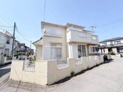 穏やかな街並みに調和する、親しみやすく落ち着いた佇まいの外観です。