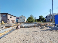 新しい暮らしの基盤が整う、穏やかな街並みに馴染む落ち着いた敷地環境です。