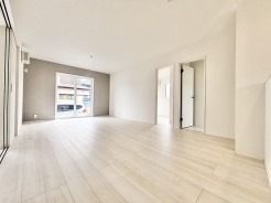 洗練されたニュートラルな色調が広がり、住まう人の感性で自由に彩れる心地よい空間が広がっています。