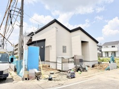 洗練されたフォルムが際立つ、落ち着きのある佇まいが魅力的な外観です。