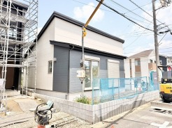 洗練されたツートーンの外観が街並みに馴染み、穏やかな暮らしを予感させる佇まいです。