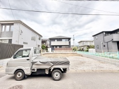 閑静な住宅街に位置する、これからの暮らしの可能性を広げてくれる開放的な敷地です。