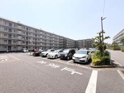 ゆとりある敷地に建物が整然と並び、落ち着いた暮らしの気配を感じさせる住環境が整っています。