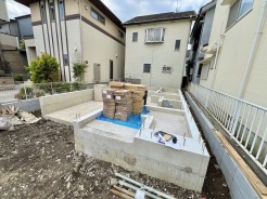 これからの暮らしを支える強固な基礎が整い、穏やかな街並みの中に新しい住まいが着実に形作られていきます。