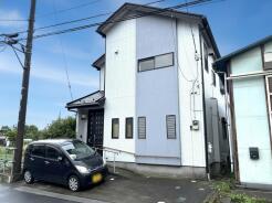 洗練されたコントラストが印象的な外観は、日々の暮らしに静かな安らぎをもたらしてくれる佇まいです。