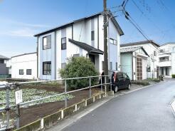 周辺環境と調和するモダンな外観が、落ち着いた暮らしの時間を予感させる住まいです。