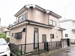 周囲の街並みに自然と馴染む、落ち着いた佇まいと穏やかな外観が魅力の住まいです。
