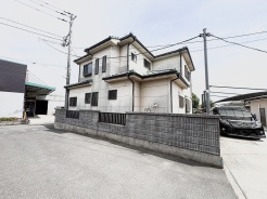 周囲の風景と調和しながらも、落ち着いた佇まいを見せる一戸建ての外観が暮らしの安心感を演出します。
