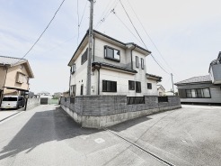 落ち着いた佇まいが周囲の街並みに馴染み、穏やかな日常を予感させる角地に建つ住まいです。