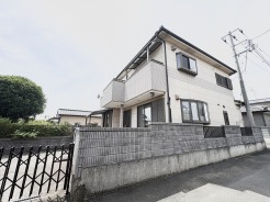 落ち着いた街並みに調和する、日々の暮らしを穏やかに包み込む佇まいが魅力の住まいです。