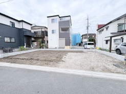 閑静な住宅街の一角にあり、理想の住まいを自由に描き出せるすっきりとした開放的な空間が広がっています。