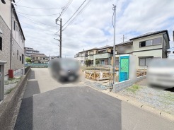 穏やかな街並みに溶け込む、これからの暮らしを自由に描き出せる新たな一歩を予感させる更地です。