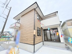洗練された木目調のデザインが際立つ、スタイリッシュな外観が日常を心地よく彩ります。