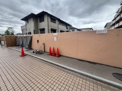 日常の暮らしを支える丁寧な管理が行き届いた、整然とした共用スペースの風景です。