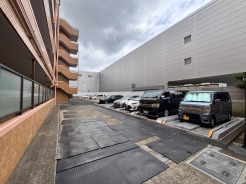 敷地内にはゆとりあるスペースが確保されており、落ち着いた日常を支える機能的な環境が整っています。