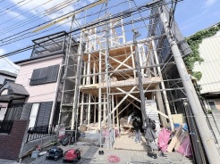 未来の暮らしを形作る、これから新たな物語が始まる建築中の様子です。