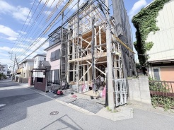 確かな技術と想いが組み上がる、未来の暮らしを育むための大切なプロセスを静かに見守る風景。