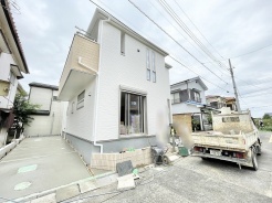 すっきとした白を基調とした外観が青空に映える心地よい住まい