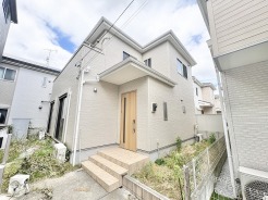洗練された外観デザインが街並みに馴染み、穏やかな日常を予感させる佇まいです。