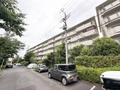閑静な街並みに溶け込み、穏やかな時の流れを感じさせる落ち着いた佇まいの外観です。