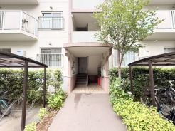 豊かな緑が季節の移ろいを感じさせ、日常に穏やかな安らぎをもたらす住まいの佇まいです。