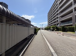 前面道路は歩道も整備され、小さなお子様にも安心です。
