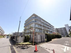 空の広がりを感じる、落ち着いた佇まいの住まいが日々の暮らしを静かに支えます。