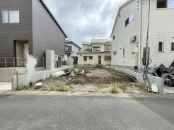 周辺環境に調和する落ち着いた敷地で、新しい暮らしの構想を描くことができます