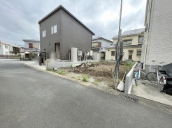 落ち着いた住環境が広がる街並みに寄り添う、穏やかな時間が流れる敷地です。