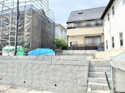 周辺環境と調和する整った区画で、新しい暮らしの基盤として静かに整えられた空間です。