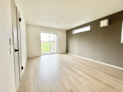 落ち着いたアクセントクロスが空間を引き締める心地よい広がりを感じさせる空間