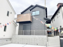 洗練された外観デザインが街並みに調和する、心地よい佇まいを演出する住まいです。