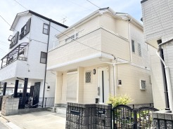 街並みに穏やかに溶け込み、日常のひとときを心地よく彩る優しげな佇まいです。