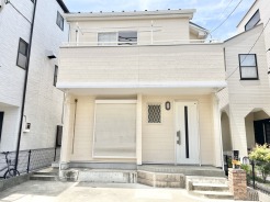 街並みに自然と馴染む、落ち着いた佇まいが日々の暮らしに安らぎを添えてくれる住まいです。