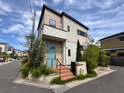 質感の異なる素材を組み合わせた外観が、周囲の街並みと調和しながら穏やかな佇まいを見せています。
