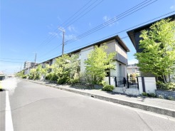 青空と街路樹の緑が調和する、穏やかで落ち着いた佇まいの住環境が広がります。