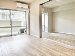 無駄を削ぎ落としたシンプルな空間が、住まう人の個性を引き立て、穏やかな日常を包み込んでくれます。