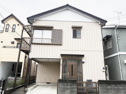 街並みに馴染む落ち着いた佇まいが、穏やかな暮らしの始まりを静かに予感させてくれます。