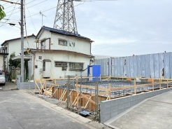 新たな住まいが形作られていく過程を感じる、落ち着いた環境に位置する敷地です。