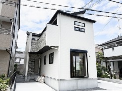 洗練された外観デザインが街並みに調和し、日々の暮らしに心地よい落ち着きをもたらす住まいです。