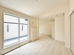 将来的には間仕切りして2部屋に変更可能な洋間。成長に合わせた間取り変更が可能なタイプ。
