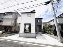 洗練されたモノトーンの外観が、街並みに落ち着きと確かな存在感をもたらしています。
