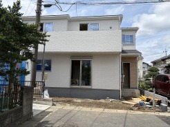 洗練された色調の外観が街並みに溶け込み、穏やかな暮らしを予感させる佇まいです。