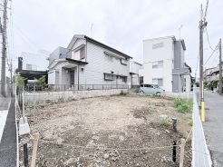 周辺環境と調和する穏やかな街並みに位置し、理想の住まいをゼロから描き出せる広がりある空間です。
